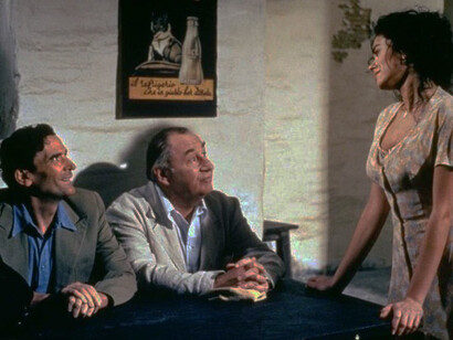 Massimo Troisi Philippe Noiret e Maria Grazia Cucinotta in una scena del film Il Postino