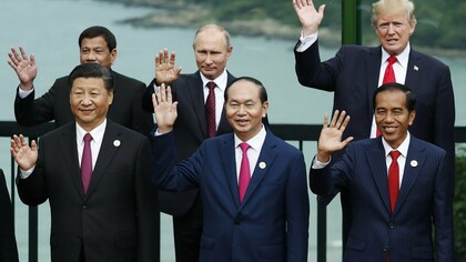Xi Jinping, Vladimir Putin und Donald Trump mit anderen asiatischen Führern während des APEC-Gipfels 2010