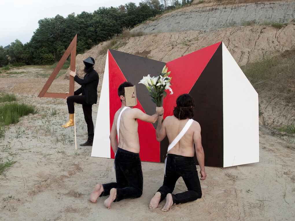 Luigi Presicce, L'annunciazione di Pitagora agli acusmatici, 2010, performance per soli due spettatori. Cave di argilla, Marti (PI), 125 x 150 cm
