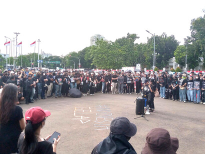 Protesters gathered in front of Merdeka Palace in Jakarta during the Thursday Action on 20 February 2025, raising the theme “Dark Indonesia” in solidarity with the student demonstration