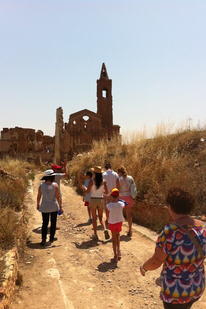 Una familia camino a la iglesia destruída por la guerra