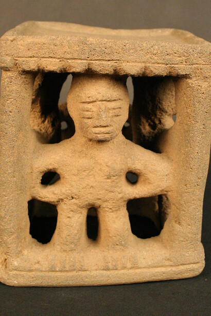 Mortero con figuras antropomorfas

Materiales: Piedra

Preclásico Tardío 1100- 1500 d.C.

Medidas: 183 mm de alto x 157 mm largo x 151 mm de ancho