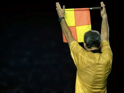 El árbitro asistente indica un cambio