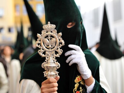 Semana Santa en Sevilla. Un nazareno preparándose para hacer su estación de penitencia