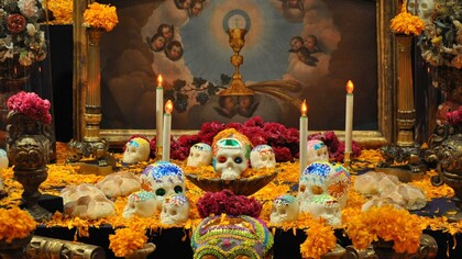 Altar preparado para conmemorar el Día de Muertos