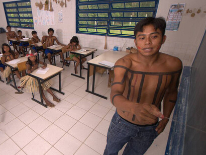 Professor licenciado em estudos interculturais ensina alunos de uma escola de Palmas, Tocantins, região Norte do Brasil, usando a língua indígena como meio de instrução e a língua portuguesa como segunda língua. Foto de Gustavo Sá