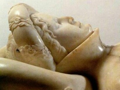 Monumento funebre di Ilaria del Carretto di Iacopo della Quercia, dettaglio del viso