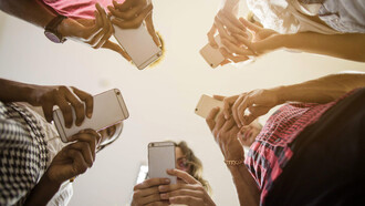 Grupo de personas mira su teléfono móvil sin convivir entre sí