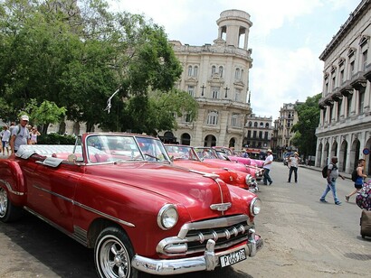 Conocí al homosexual arquetípico que tanto imaginé y del que tanto había leído. Esta vez era de carne y hueso, caminaba a mi lado por las calles del Vedado. Autos antiguos descapotables, que ofrecen paseos, en el Parque central, 2016, Habana Vieja, La Habana, Cuba. 
