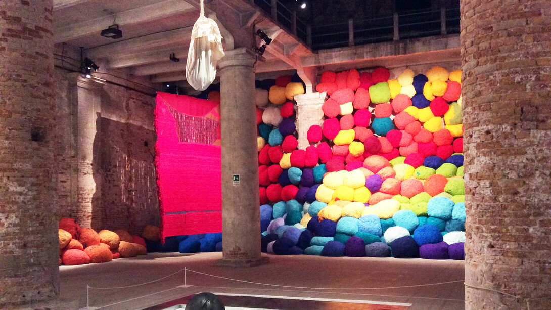 Sheila Hicks. Scalata al di là dei terreni cromatici