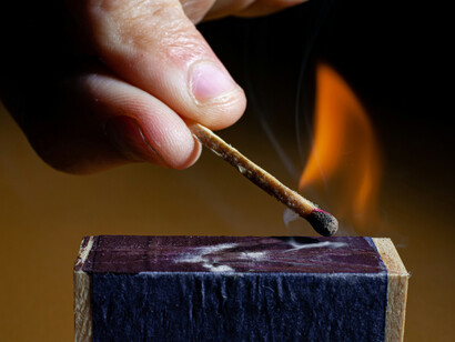 La flamme incarne la régularité des phénomènes naturels : une fois déclenchée, sa forme et son évolution obéissent aux lois physiques, reflet de la nécessité qui gouverne le vivant