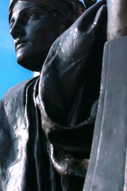 "Alma Mater", estatua de bronce instalada en la Biblioteca Low Memorial en la Universidad de Columbia, Daniel Chester French, 1903