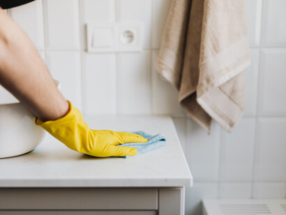 Pulizia del bagno, domiciliari. Il rubinetto in bagno gocciola sempre, perché non lo aggiusti?