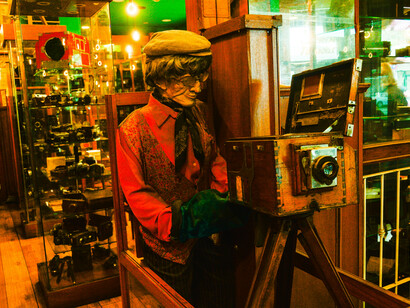 Figura y cámaras como parte del Museo Fotográfico Simik, Ciudad Autónoma de Buenos Aires, Argentina