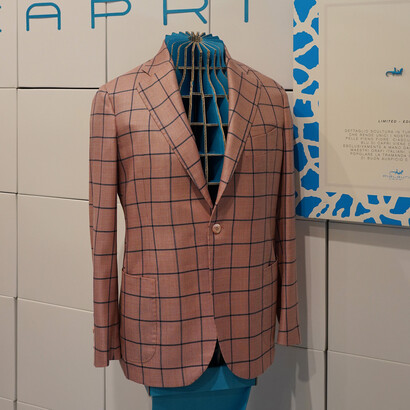 Tutti i capi PiaLauriCapri sono impreziositi dalla piccola lucertola azzurra di Capri