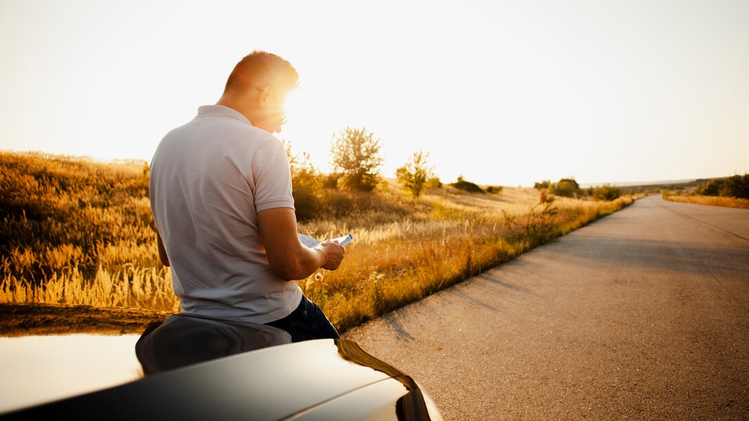 Con il sedere poggiato sul cofano dell’auto, pensa alla sera in cui Debora gli disse che si era innamorata di lui