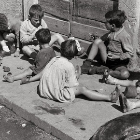 Cesare Barzacchi, Ragazzini di borgata, Roma, 1937, © Eredi Cesare Barzacchi