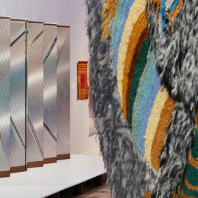 Artisti vari, Manifesti tessili. Dal Bauhaus alla scultura morbida, vista della mostra. Per gentile concessione del Museum für Gestaltung