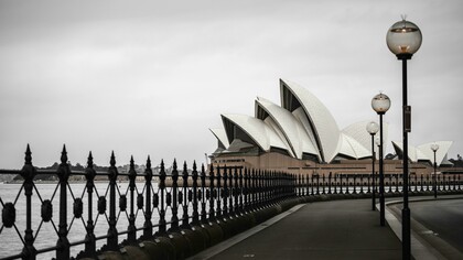La Ópera de Sídney, Nueva Gales del Sur es uno de los edificios más  distintivos del siglo xx. Declarado en 2007 Patrimonio de la Humanidad, fue diseñado por el arquitecto danés Jørn Utzon en 1957 e inaugurado el 20 de octubre de 1973, Australia