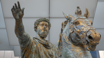 Estátua original do imperador Marco Aurélio, anteriormente na praça Campidoglio no Monte Capitolino em Roma (agora substituída por uma cópia) no Museu Capitolino