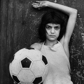 Letizia Battaglia, La bambina con il pallone, 1980 © Letizia Battaglia