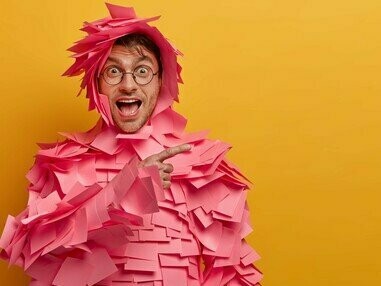 Homem com post-its colados no corpo. Fazer arte é fazer o fantástico, o nunca claramente visto, o encoberto, o impossível. Assim acontece a arte e os artistas. Desenhem árvores nunca vistas, aviões com outras formas, muitas e desvairadas nuvens e escrevam aquilo que nunca pensaram poder escrever! O inconfessável é matéria prima de arte!