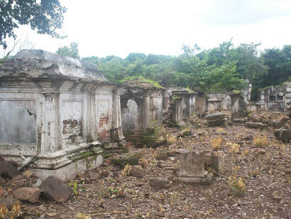 Sección del Cementerio Colonial de Ortiz. Las viejas tumbas alojan los restos de muchos de quienes murieron por efecto de la Fiebre Amarilla y la Malaria en el siglo XIX