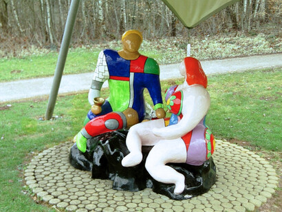 Adam et Ève (1987), de Niki de Saint Phalle, est installée sur le Kunstpfad de l’Université d’Ulm, à Ulm, dans le Land de Bade-Wurtemberg (Allemagne)