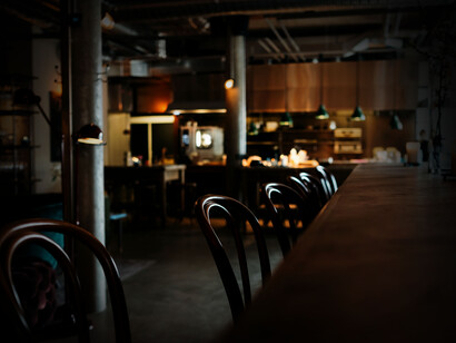 En la cafetería, solo hay silencio y sus perfumes que se acarician, un solo impulso transitando el aire