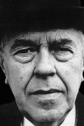 René Magritte, artista belga e grande contribuite para a arte surrealista ao participar visualmente nas próprias obras