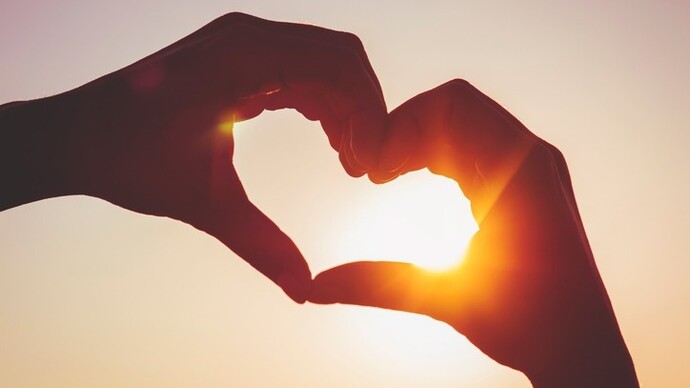 Dos manos formando un corazón