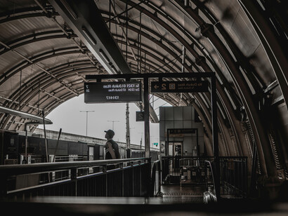 Finalmente, después de lo que le parecieron horas, el tren se detuvo en una estación. Un viejo cartel colgaba torcido, con la palabra “Esperanza” escrita en él