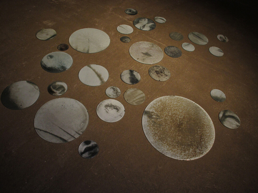 Nick Fox, Echo, 2011, 30 Glass discs, enamel, gold, talcum powder, microphone, 1.5 s. audio delay, Individual pieces 56 cm to 10 cm, Dimensions variable, Installation view, Hå gamle prestegard, Norway 2011
