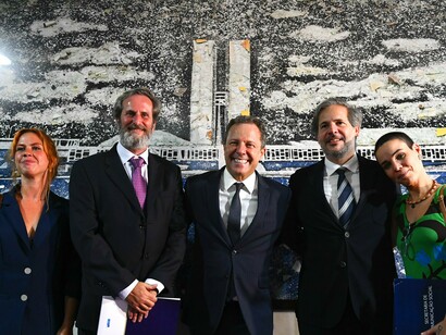 Cerimônia de aposição do quadro intitulado “8 de janeiro de 2023”, do artista plástico Vik Muniz. A obra foi registrada em fotografia e reconstrói a imagem do Palácio do Congresso Nacional a partir de vidro despedaçado, cartuchos de balas e restos de carpete azul coletados após a invasão ao Senado em 2023 e ficará em exposição permanente no Salão Azul, afixada em local próximo à entrada do Plenário da Casa. Participam: assistente do estúdio do artista plástico Vik Muniz, Ana Brava; fotógrafo Fabio Ghivelder; artista plástico Vik Muniz; assistente do estúdio do artista plástico Vik Muniz, Daisy Santos Soares