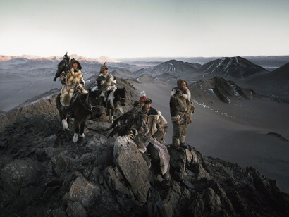 Jimmy Nelson, VI 32 Xardembek, Xasn, Sani, Kemi. Songinst, Mongolia, 2011. Courtesy of Atlas Gallery