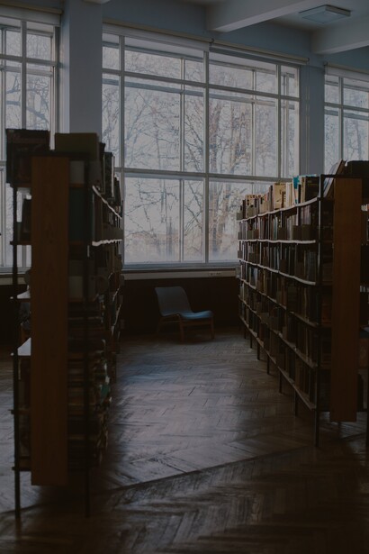 Prateleiras com livros