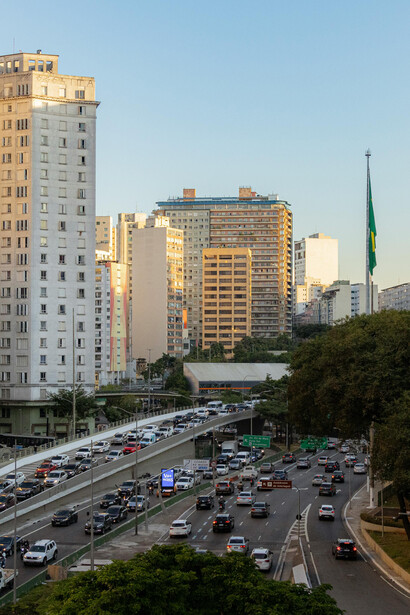 A raiva no trânsito pode ser desencadeada por incidentes como retrovisores quebrados por motoqueiros impacientes