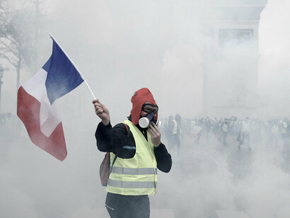 Manifestantes en el Arco de Triungo
