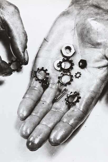 Anton Stankowski, (Gelsenkirchen, Germania, 1906 – Esslingen am Neckar, Germania, 1998)
Gioielli, 1930/1960 - Stampa ai sali d’argento , 29,4 × 37,9 cm © Stankowski-Stiftung