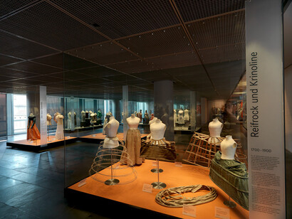 Changing clothes, exhibition view. Courtesy of Germanisches Nationalmuseum