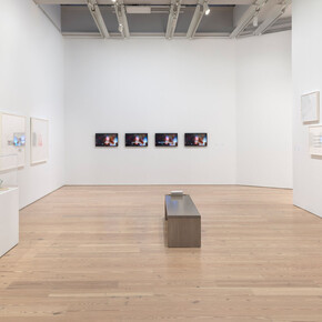 Christine Sun Kim, Todo el día, toda la noche, vista de exhibición. Cortesía del Whitney Museum of American Art