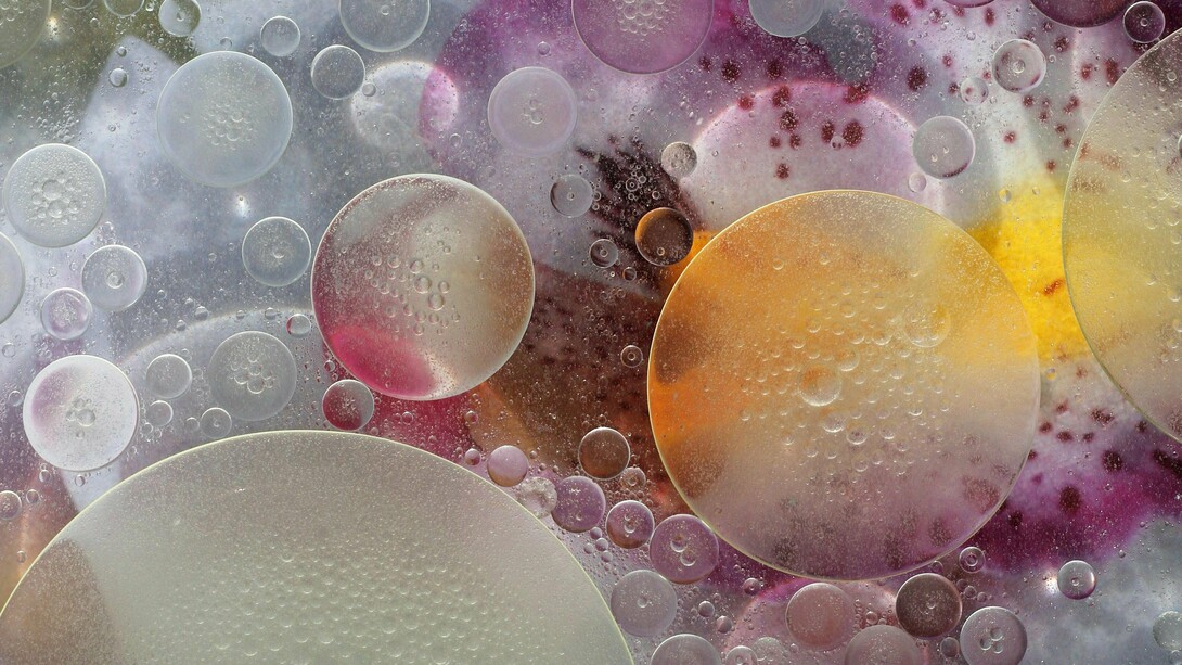 La contemplación excede la comprensión de un fenómeno: una simple combinación de agua, aceite y pintura se convierte así en una maravilla para el ojo