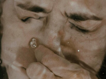 Ele olha para a tela e sussurra: "Você está atrás". Atrás do corpo ideal. Do ritmo ideal. Da casa ideal. Da viagem ideal. Da relação ideal. Da felicidade ideal
