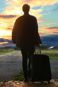 Viaggiare in solitaria. Se hai mai dubitato di partire da solo, oppure non lo fai da un po’, ricorda che il viaggio è una terapia preziosa per la mente e l'anima e che non è mai troppo tardi per esplorare terre sconosciute e osservare il mondo con occhi nuovi