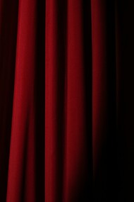 Sipario. Essere o non essere. Siamo personaggi shakespeariani proprio come in una commedia. Continuiamo a costruirci e distruggerci, a pensare, dialogando con noi stessi. Ci facciamo strada verso la verità, pur sapendo che potrà ucciderci. 
L’interrogativo però resta e si nutre dei nostri dubbi, aumenta con le nostre fragilità:
Cosa, chi siamo? Cosa saremo? Come ci vuole il mondo?