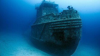 Navio naufragado. Ao longo dos séculos, o naufrágio alimentou lendas e investigações arqueológicas, com achados que incluem fragmentos do navio, canhões, cerâmica e armamento, atualmente exposto num museu. Mas o que realmente aconteceu ao São Nicolau? Que vestígios ainda permanecem no fundo do mar? Poderá ainda haver um tesouro perdido?