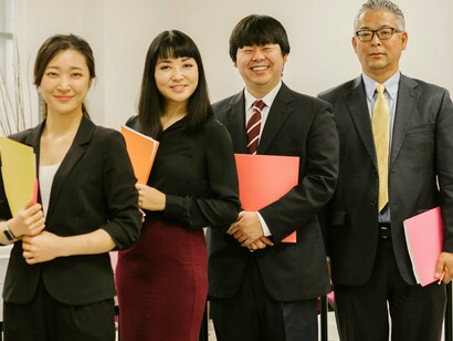 No campo da inovação, o Japão adota uma abordagem incremental. Em vez de disrupções radicais frequentes, há um foco em aperfeiçoar tecnologias existentes até níveis de excelência extrema. Isso explica a liderança japonesa em setores como manufatura avançada, automotivo, robótica e eletrônicos de precisão. A inovação não é espetáculo; é processo. Essa mentalidade pode parecer conservadora, mas gera vantagens competitivas profundas e sustentáveis