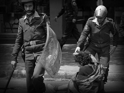 Policía militar chilena realiza detenciones en 1973