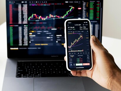 Dados financeiros. Com o passar dos séculos, a complexidade da vida social exigiu uma evolução natural. A necessidade de padronização, segurança e controle levou à centralização da emissão e legitimidade monetária. Governos e instituições financeiras surgiram como guardiões da moeda, garantindo sua estabilidade e aceitação. Esse modelo, embora com suas falhas, serviu bem à humanidade por um longo tempo, equilibrando a conveniência da troca com um certo grau de anonimato e liberdade individual