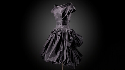 Abito corto da cocktail in taffetà nero, gonna a palloncino, colletto piatto con risvolti, abbottonato sul dietro. Balenciaga, Couture autunno /inverno, 1954 © Julien Vidal